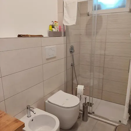 Accogliente Bilocale -parcheggio Privato Wifi Gratuiti- *